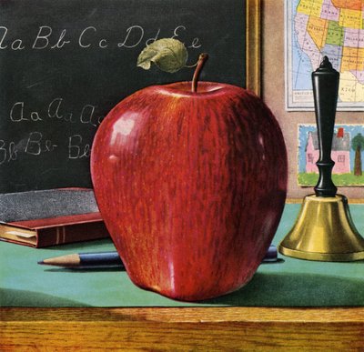 Roter köstlicher Apfel auf dem Schreibtisch eines Lehrers von American School