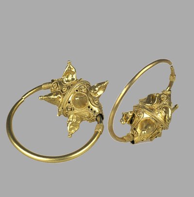 Goldenes Anhänger-Kolt, 11.-12. Jahrhundert von Ancient Russian Art