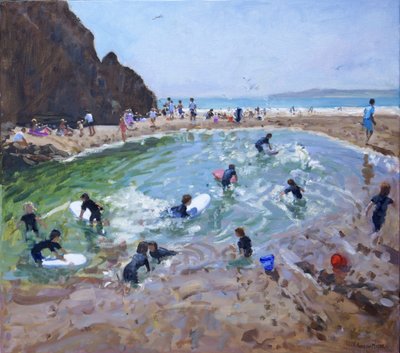 Junge Surfer, Tenby, 2016 von Andrew Macara