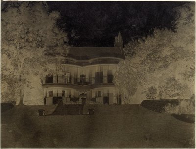 Landhaus von einem Garten aus gesehen von Anonymous