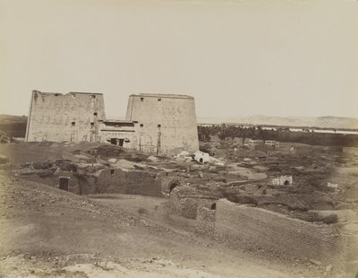Edfu, Blick auf Pylon und Dorf von Antonio Beato