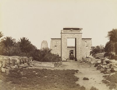 Karnak-Sphinxe und der Pylon von Ptolemaios von Antonio Beato