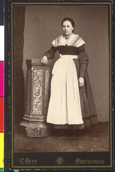 Frau in Tracht - Salzburg von Artist Unknown
