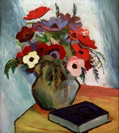 Stilleben mit Anemonen und blauem Buch von August Macke