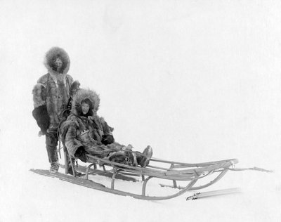 Paar auf Hundeschlitten, Nome, Alaska von Brothers Lomen