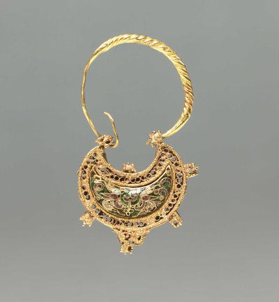 Halbmondförmiger Ohrring von Byzantine