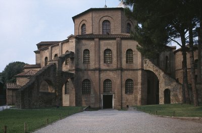 Außenansicht der Basilika, 547 n. Chr. von Byzantine School