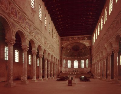 Blick auf das Kirchenschiff und den Altar von Byzantine School