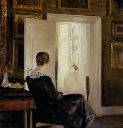 Eine Frau sitzt in der Nähe einer Tür von Carl Holsoe
