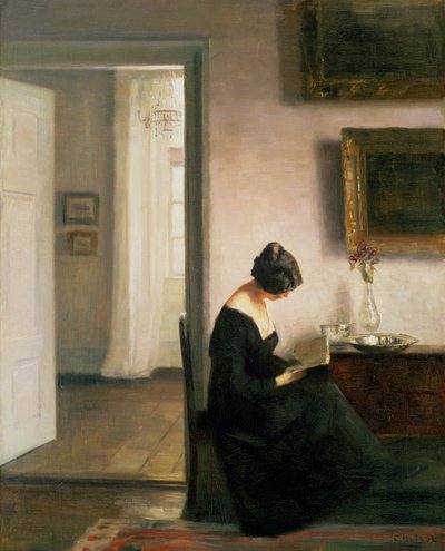 Frau liest in einem Innenraum von Carl Holsoe