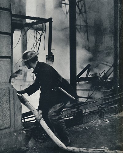 Feuerwehrmann, 1941 von Cecil Beaton