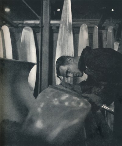 Messen von Luftschraubenblättern von Cecil Beaton