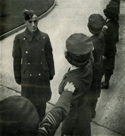 R.A.F. Sergeant drillt Luftwaffenfrauen von Cecil Beaton
