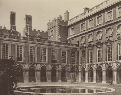 Hampton Court Palace, der Brunnenhof von Charles Latham