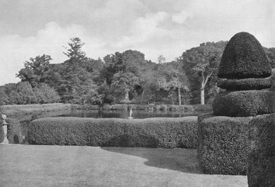 Der Karpfenteich gesäumt mit Buchsbaum von Charles Latham