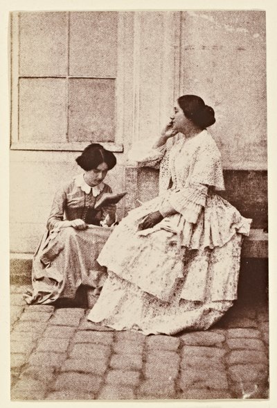 Frauen in einem Hof von Charles Nègre