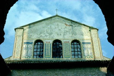 Ansicht der Außenmosaiken von Croatian School