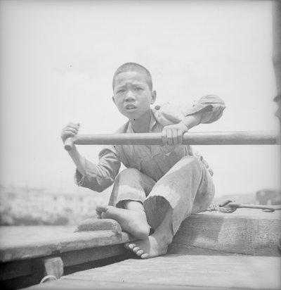 Ein Sampan-Junge in Hongkong von David Watkin Waters