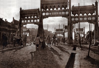 Straße in Peking von Donald Mennie