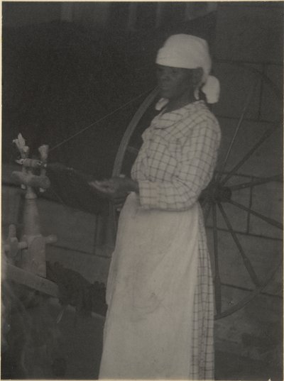 Frau am Spinnrad von Doris Ulmann