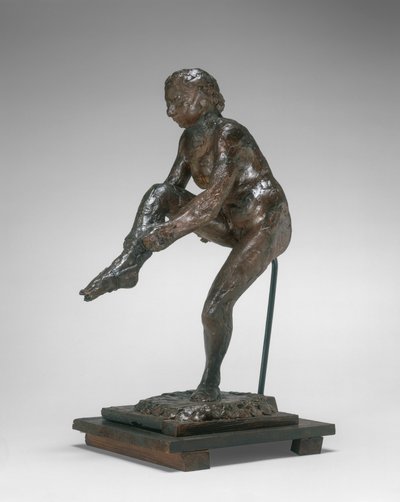 Tänzerin zieht ihren Strumpf an von Edgar Degas