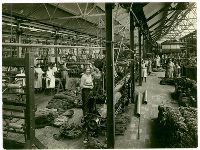 Chenille-Wicklung, Teppichfabrik, 1923 von English Photographer