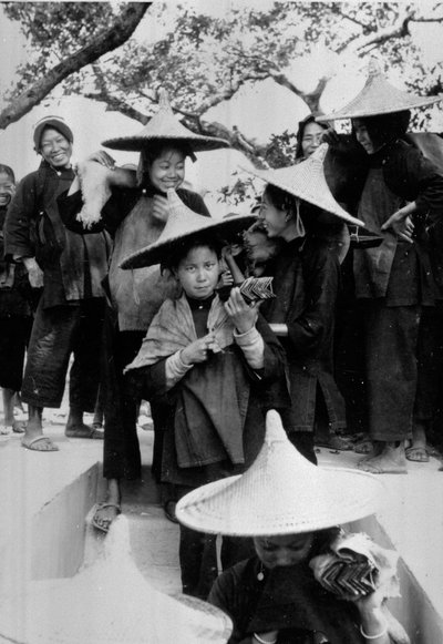 Gruppe von Frauen in Hongkong von English Photographer