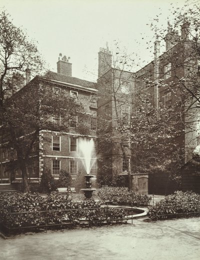 Middle Temple, Fountain Court, 1885 von English Photographer