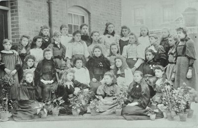 Unbekannte Klasse von Mädchen, 1896 von English Photographer