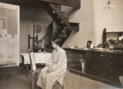 Winifred Knights in ihrem Atelier von English Photographer
