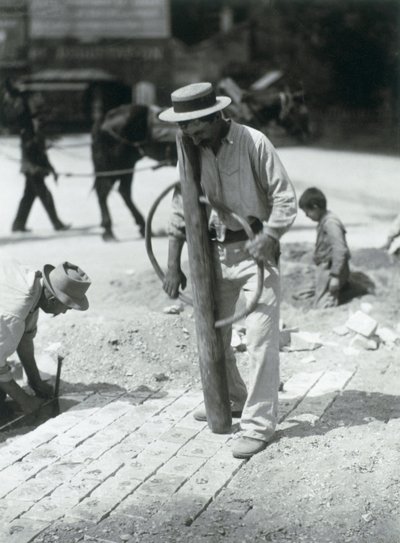 Straßenpflasterer, 1910 von Eugène Atget