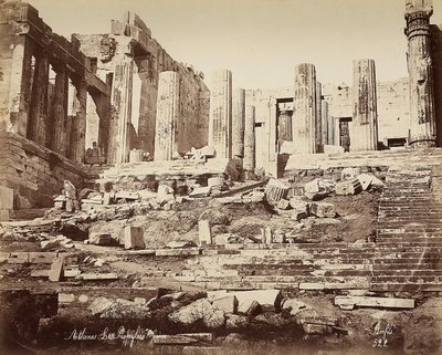 Die Propyläen der Akropolis in Athen von Félix Bonfils