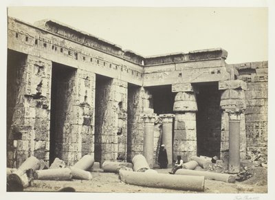 Innenhof von Medinet Habbo, Theben von Francis Frith