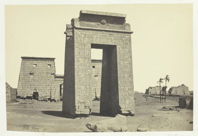 Skulpturiertes Tor, Karnak, 1857 von Francis Frith