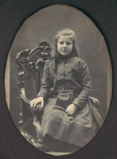 [Mädchen mit Locken, sitzend, Dreiviertellänge], 1890er Jahre von Frederick Gutekunst