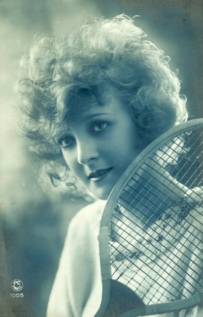 Frau mit Tennisschläger von French Photographer