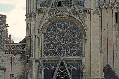 Darstellung eines Blicks auf das Rosenfenster von French School