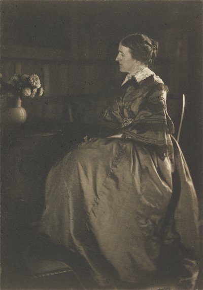 Selbstporträt mit Tisch und Blumen von Gertrude Käsebier