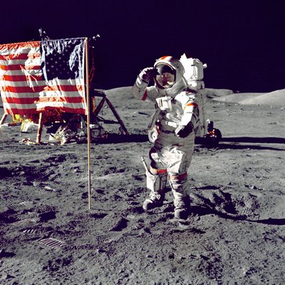Cernan springt und salutiert der Flagge, 1972 von Harrison Schmitt