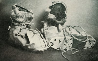 Finnesko mit Steigeisen, ca. 1910-1913 von Herbert Ponting