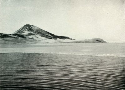 Hut Point und Observation Hill, ca. 1910-1913, 1913 von Herbert Ponting