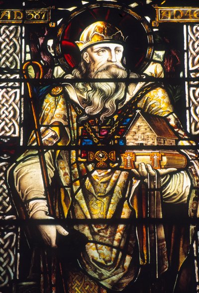 Buntglasfenster, das den heiligen Patrick darstellt von Irish School