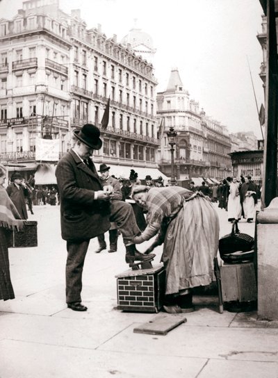 Frau putzt Schuhe, Brüssel, 1898 von James Batkin