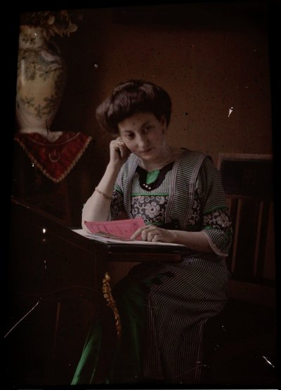 Frau hinter Lesetisch von Johannes Hendrikus Antonius Maria Lutz