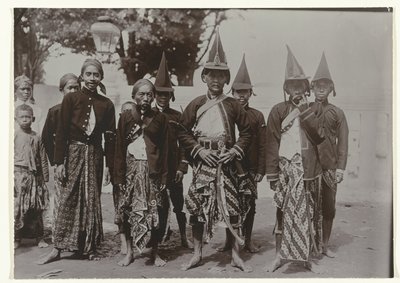 Javanische Männer in Uniform von Kassian Cephas