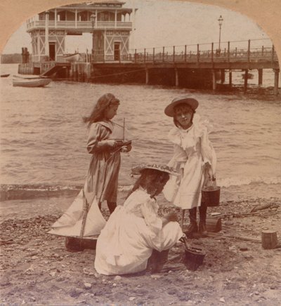 Am Strand spielen, um 1900 von Keystone View Company
