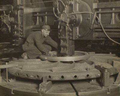 Arbeiter an der Schleifmaschine von Lewis Wickes Hine