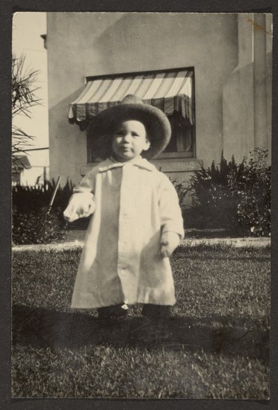 Baby mit großem Hut von Louis Fleckenstein