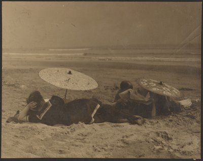 Strandszene mit Papierregenschirmen von Louis Fleckenstein