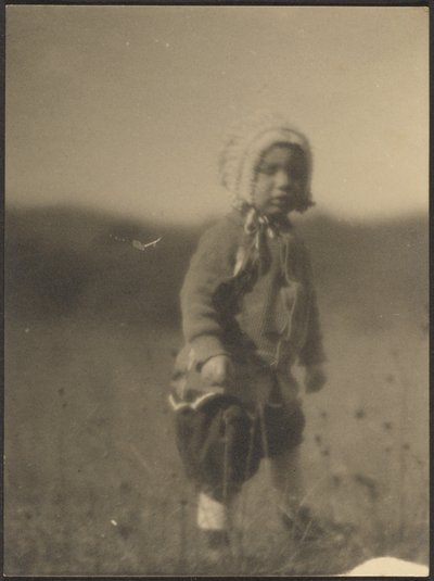 [Kind mit Haube auf einem Feld] von Louis Fleckenstein